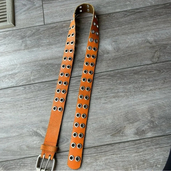 Aldo Distressed  Leather Eyelet Belt Made in Canada - Picture 6 of 11